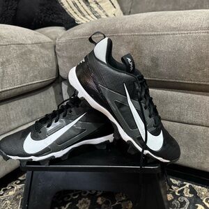 Nike Football Cleats NWOT Men's Black and White Athletic Shoes